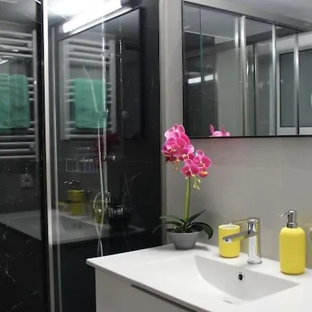Cozy 2bd In Thissio-acropolis *